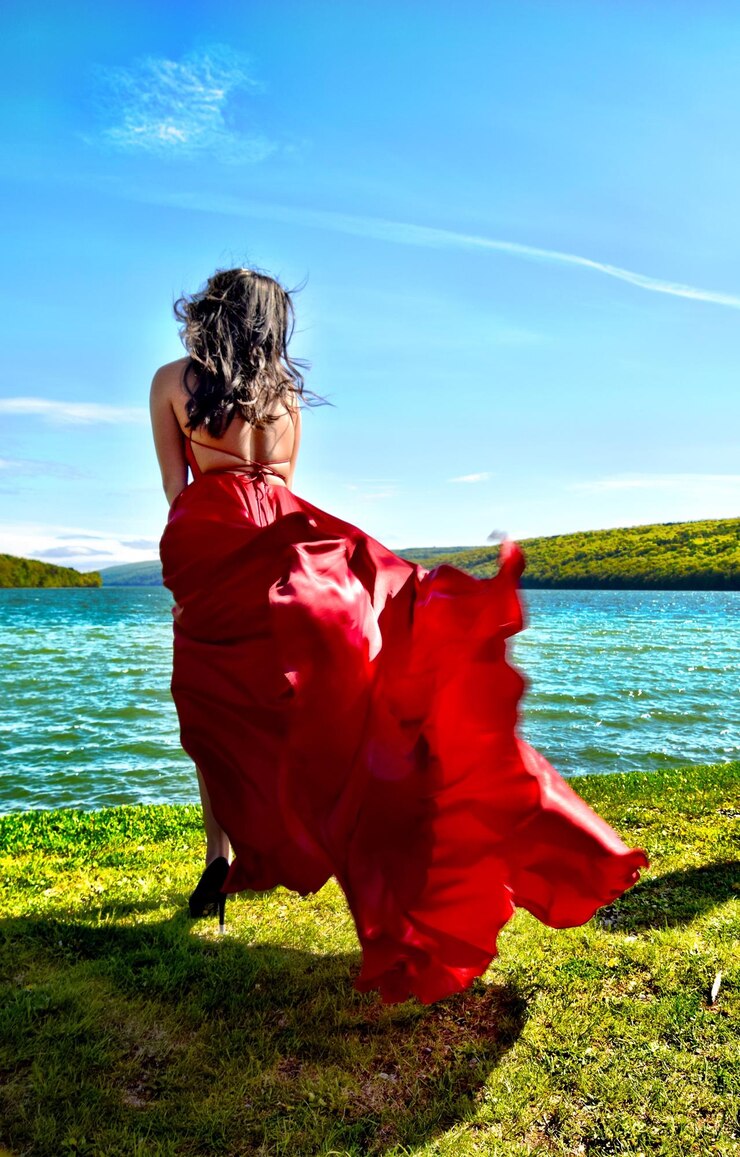 Foto vista traseira de uma mulher na praia contra o céu