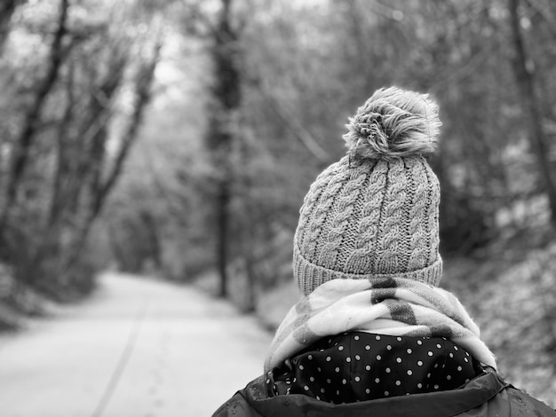Foto vista traseira de uma mulher no inverno