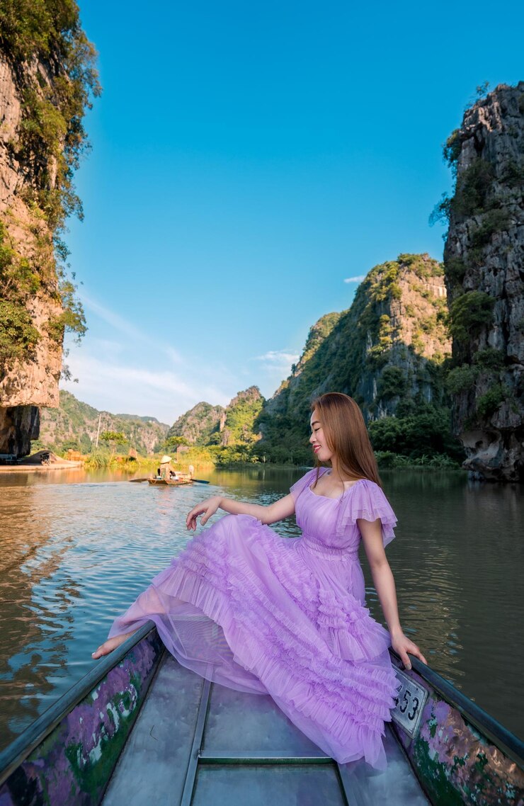 Foto vista traseira de uma mulher olhando para o lago
