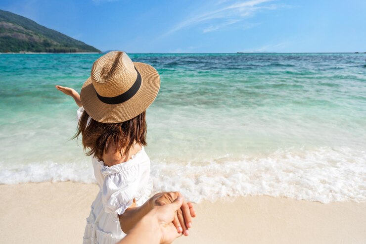 Foto vista traseira de uma mulher olhando para o mar contra o céu