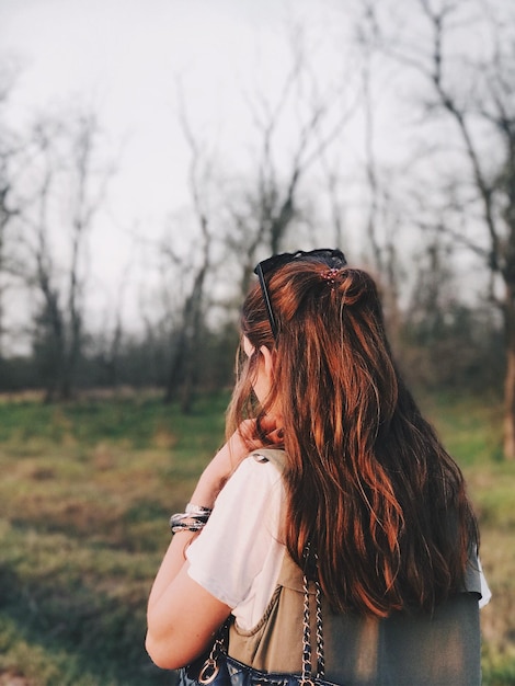 Vista traseira de uma mulher ruiva