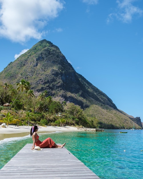 Foto vista traseira de uma mulher sentada na praia contra o céu