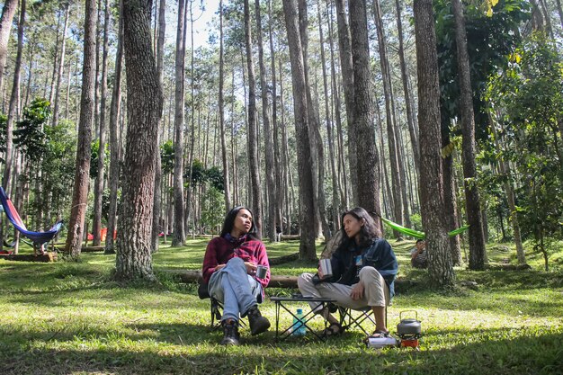 Foto vista traseira de uma mulher sentada no parque