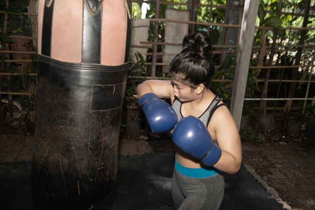 Foto vista traseira de uma mulher sentada no quintal