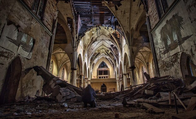 Foto vista traseira de uma pessoa em uma igreja abandonada