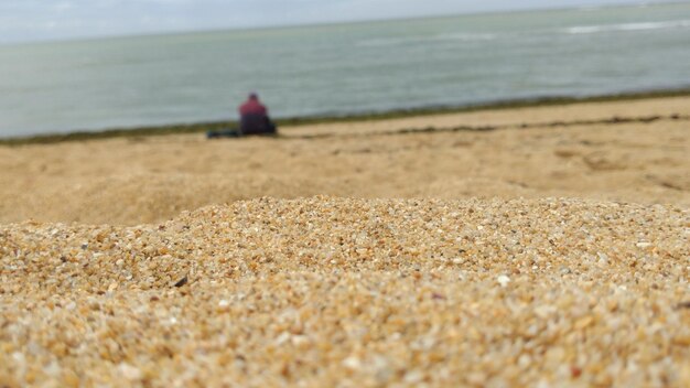 Vista traseira de uma pessoa na praia