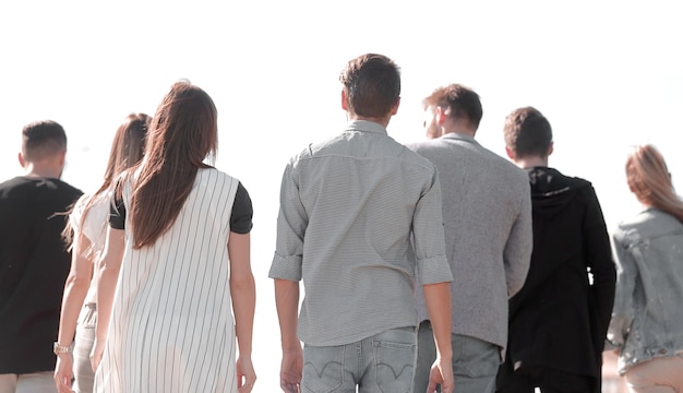 Vista traseira do grupo de amigos mostrando a foto de pé juntos com espaço de texto