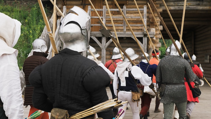 Foto vista traseira do grupo de cavaleiros medievais indo para a batalha