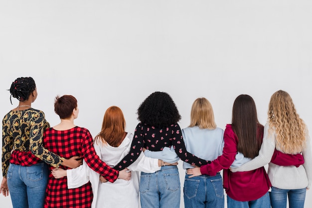 Foto vista traseira do grupo de melhores amigos abraçados