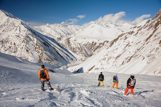 Vista traseira do grupo de praticantes de snowboard