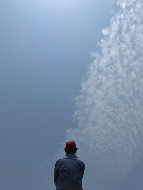 Foto vista traseira do homem contra o céu