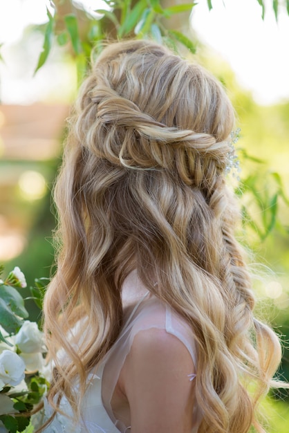 Vista traseira do penteado de casamento de noiva