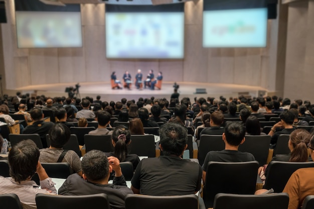 Vista traseira do público sobre os alto-falantes no palco