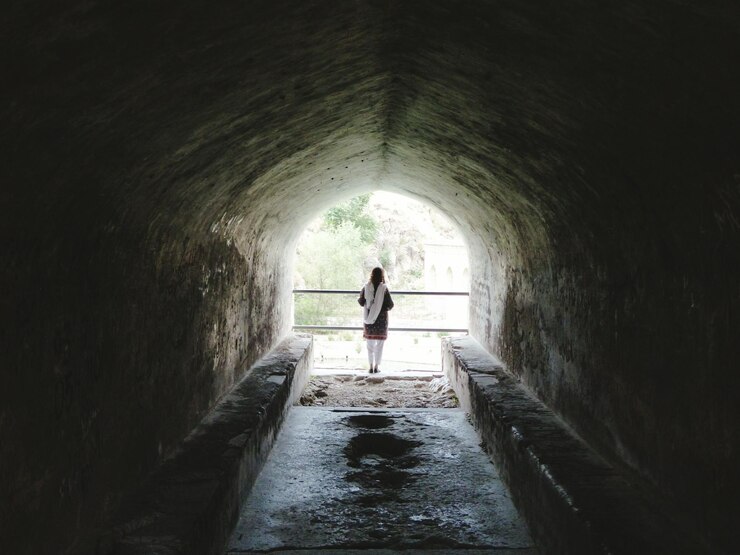 Foto vista traseira do túnel da mulher