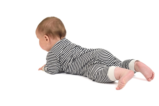Vista traseira e lateral de bebê engatinhando no chão em fundo branco