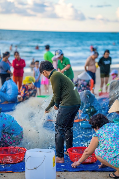 Vista traseira Pescador lançando sua rede ao nascer ou pôr do sol Pescadores tradicionais preparam a rede de pesca