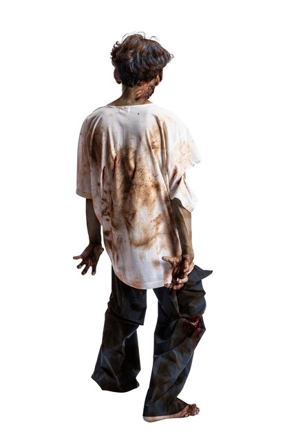 Foto vista trasera de un aterrador zombie con sangre y heridas en su cuerpo caminando aislado sobre un fondo blanco.