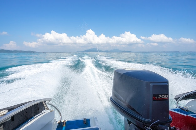 Vista trasera del barco de velocidad saliendo de la isla de Samed. Olas de agua rastro de lancha rápida