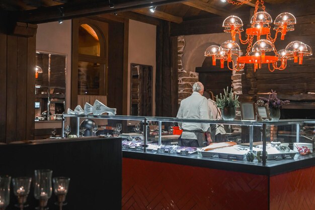 Vista trasera de un chef masculino trabajando en la cocina de un hotel alpino
