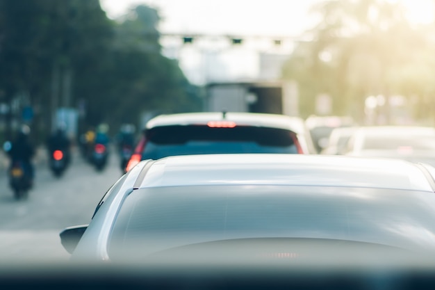 Vista trasera de un coche aparcado en un atasco de tráfico