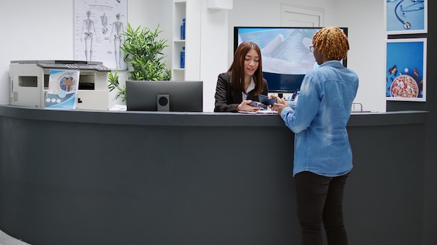 Vista trasera de los colegas de negocios que trabajan en la oficina