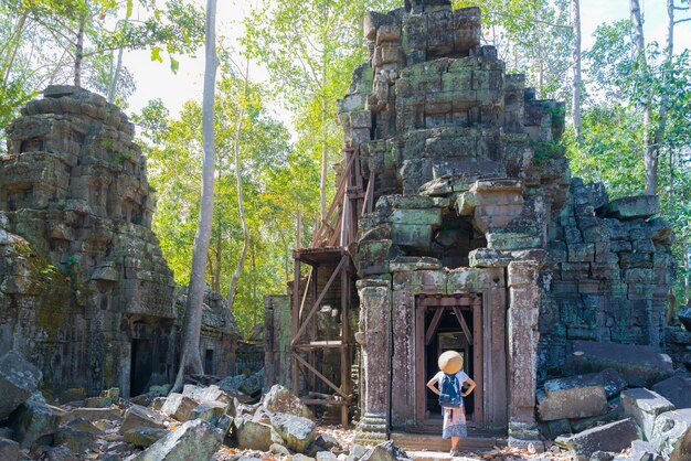 Foto vista trasera del edificio del templo en ruinas de la mujer