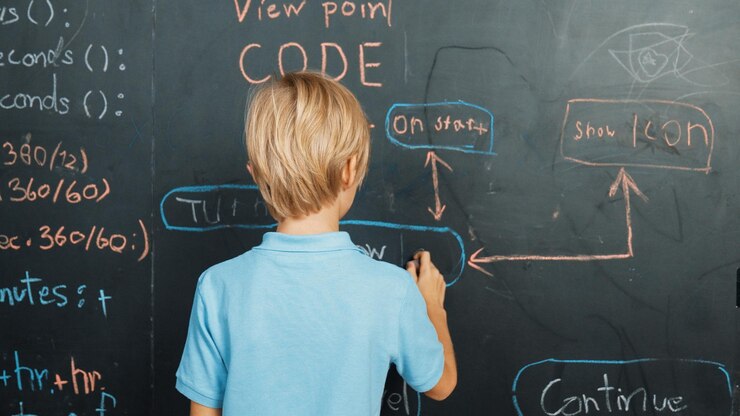 Foto vista trasera de un estudiante inteligente escribiendo instrucciones de ingeniería en la pizarra erudición