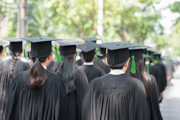 Vista trasera de la gente en la ceremonia de graduación