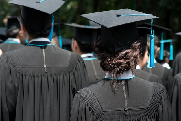 Foto vista trasera de la gente en la ceremonia de graduación