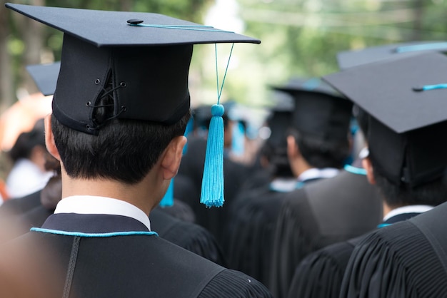 Vista trasera de la gente en la ceremonia de graduación