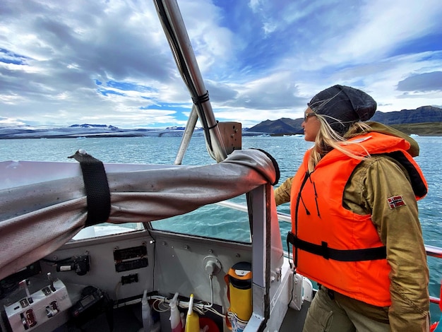 Foto vista trasera de un hombre en un barco contra el cielo