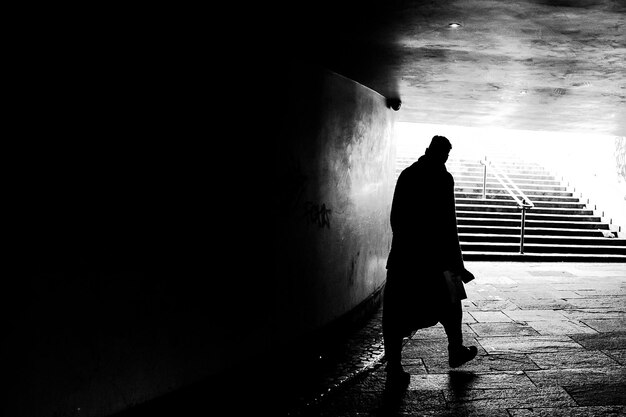 Vista trasera de un hombre caminando al final del metro