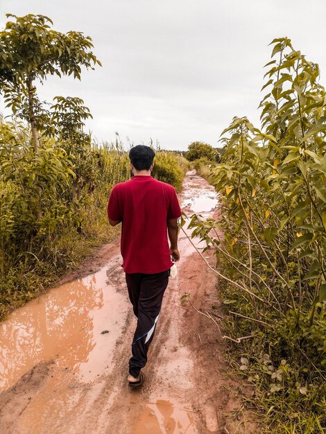 Foto vista trasera de un hombre caminando por la calle