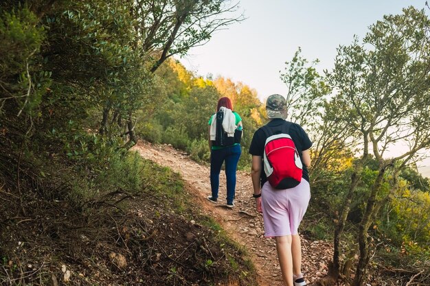 Foto vista trasera de un hombre caminando por el campo