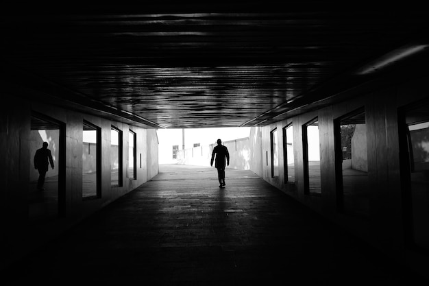 Vista trasera de un hombre caminando por el corredor