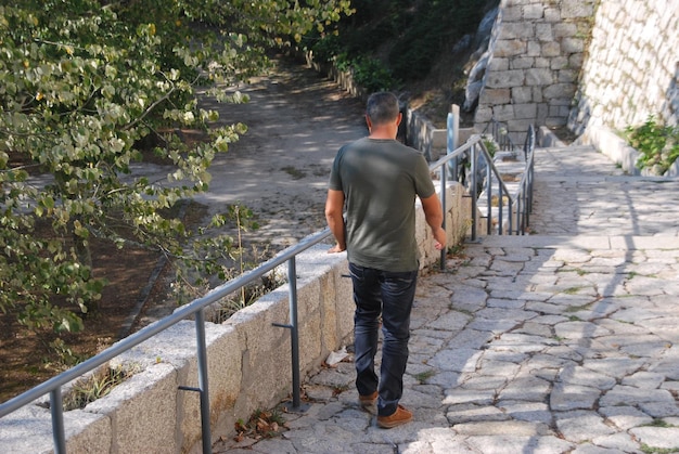 Foto vista trasera de un hombre caminando por la escalera