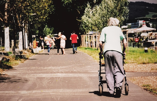 Vista trasera de un hombre caminando en el parque.