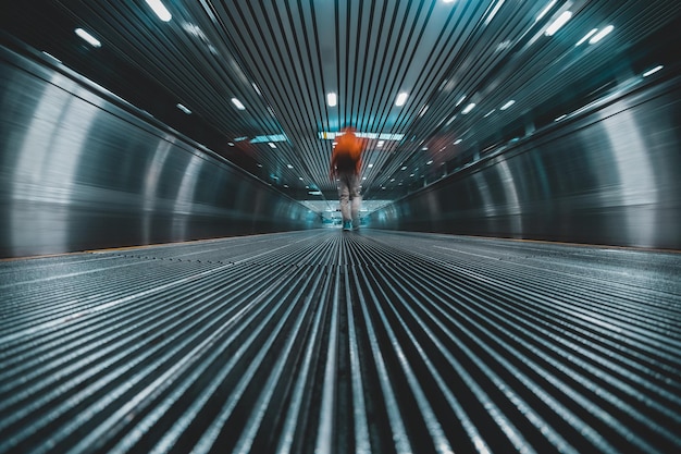 Foto vista trasera de un hombre caminando por la pasarela