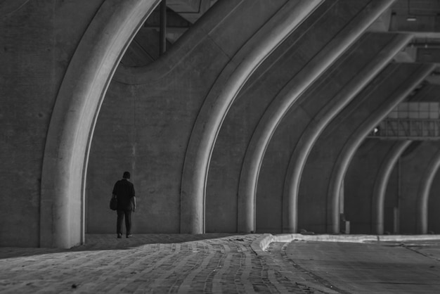 Vista trasera de un hombre caminando en un túnel