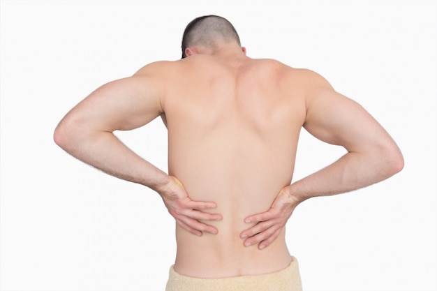 Vista trasera del hombre sin camisa con dolor de espalda