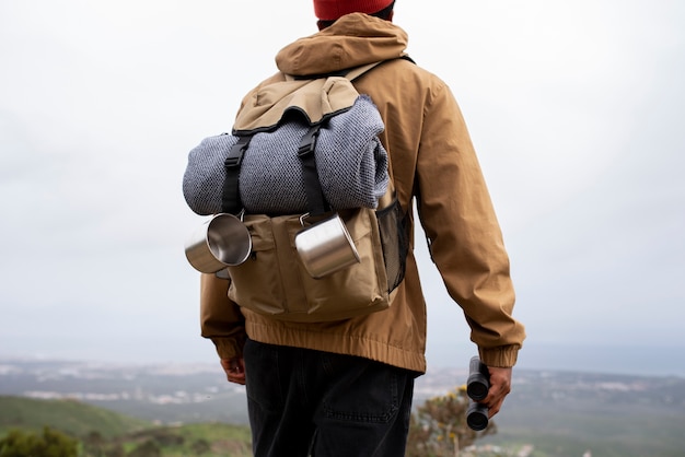 Vista trasera hombre cargando mochila