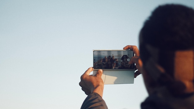 Vista trasera de un hombre fotografiando
