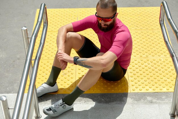 Foto vista trasera de un hombre haciendo ejercicio en el gimnasio