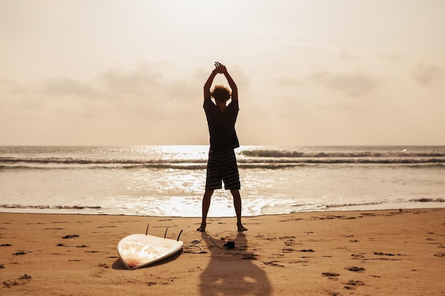 Foto vista trasera de un hombre haciendo ejercicio en la playa