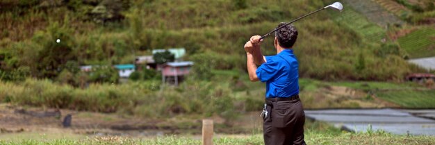 Foto vista trasera de un hombre jugando al golf en el campo