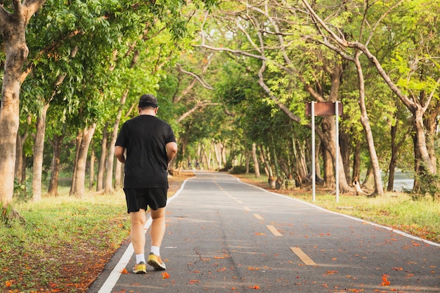 Vista trasera del hombre mayor corriendo en un parque Concepto de estilo de vida saludable