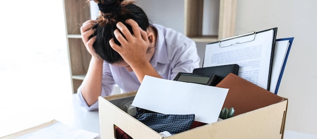 Vista trasera de un hombre mayor usando una computadora portátil