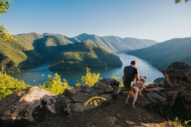 Foto vista trasera de un hombre mirando las montañas contra el cielo