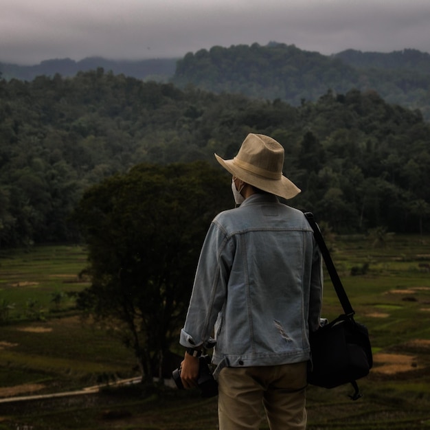 Foto vista trasera de un hombre mirando las montañas