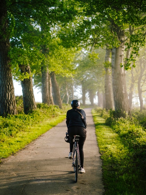 Vista trasera de un hombre montando una bicicleta en la carretera